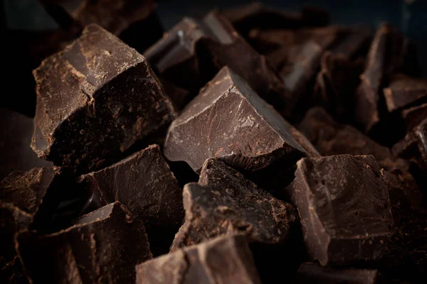 Gebrochene Hausgemachte Dunkle Schokolade Aus Biologischem Anbau Zurückhaltend Nahaufnahme — Stockfoto