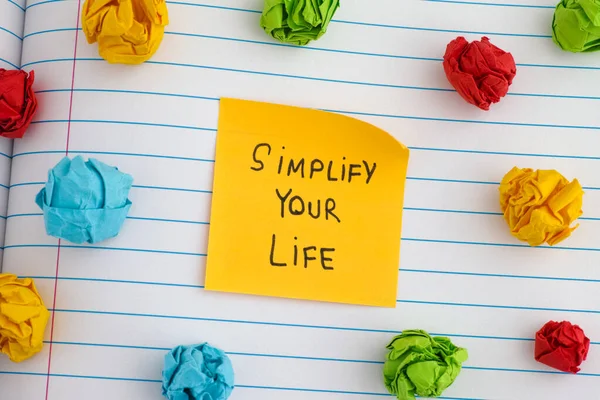 Simplifica Vida Una Nota Papel Amarillo Con Frase Simplifica Vida —  Fotos de Stock