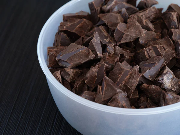 Bruten Ekologisk Hemlagad Mörk Choklad Plastbehållare Låg Nyckel Närbild — Stockfoto