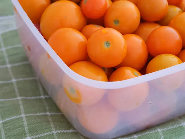 Orangene Kirschtomaten Einer Plastikbox Nahaufnahme — Stockfoto