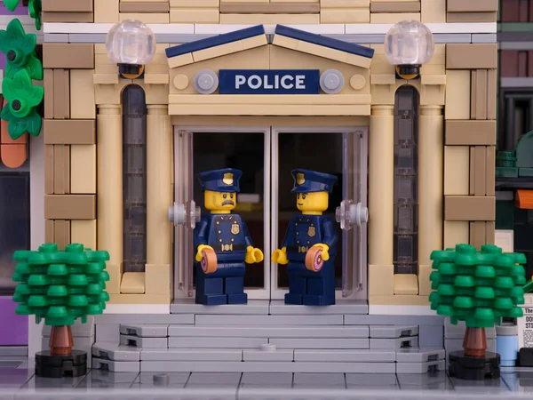 Tambow Russische Föderation Juli 2021 Zwei Lego Polizisten Minifiguren Stehen — Stockfoto