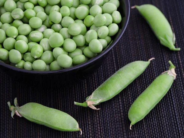 Groene Erwten Een Kom Sluiten — Stockfoto