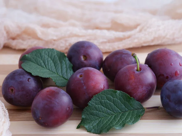 Pile Ripe Blue Plums Leaves Close — Stock Photo, Image