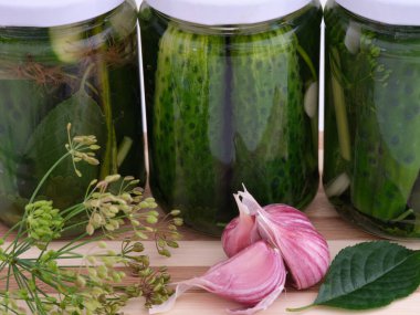 Cam kavanozlarda ev yapımı salatalık turşusu. Kapat..