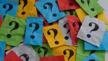 Soru işaretli renkli kağıt yığını. Yakın çekim..