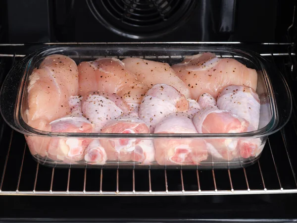 Raw Chicken Legs Breasts Glass Baking Tray Oven Close — Stock Photo, Image