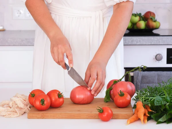 Μια Γυναίκα Που Κόβει Ντομάτες Μαχαίρι Στην Κουζίνα Κλείσε — Φωτογραφία Αρχείου
