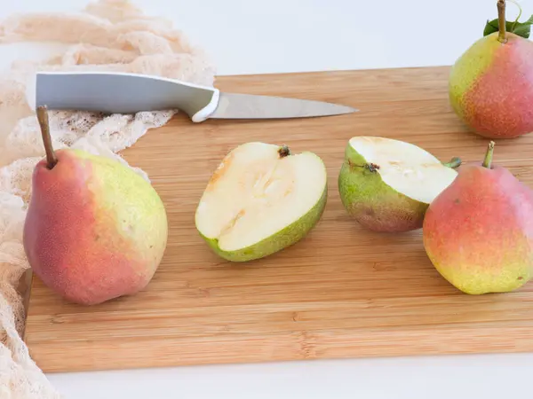 Fresh Cut Pears Cutting Board Close — Stock Photo, Image