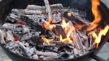 Mangal ızgarasında yanan kömür..