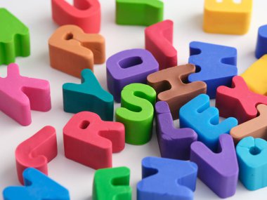 Masaya dağılmış kil harfleri çal. Kapat..