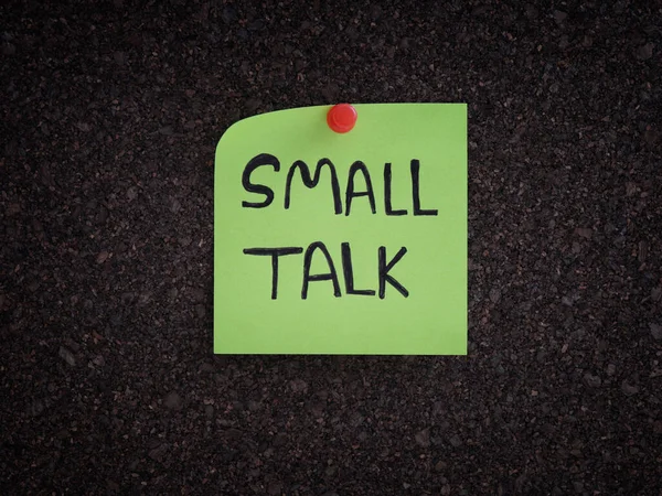 Una Nota Pegajosa Con Las Palabras Small Talk Clavadas Tablero —  Fotos de Stock