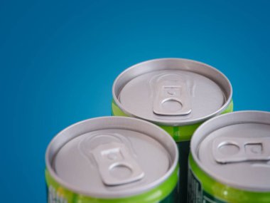 Mavi arka planda üç içki kutusu. Kapat..