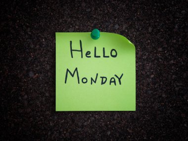 Pazartesi günü bir mantar panoya yapıştırılmış 