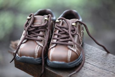 Yürümeye başlayan çocuk bot çifti