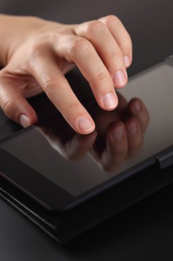 Dijital tablet kullanarak ele