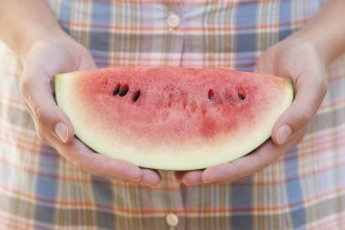 Karpuz dilimi elinde
