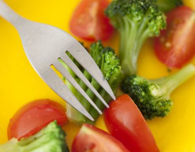 Brokoli ve kiraz domates