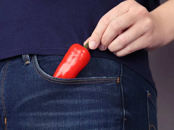 Pimenta quente vermelha no bolso de jeans — Fotografia de Stock