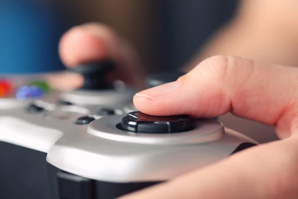 Giovane donna gioca al videogioco utilizzando un gamepad — Foto Stock