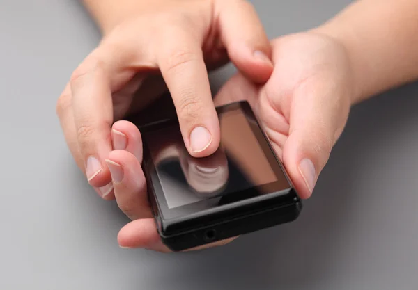 Woman's hands using a smart phone — Stock Photo, Image