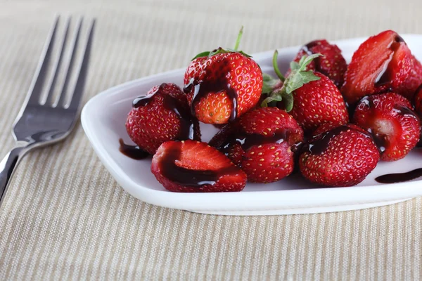 Fresas en salsa de chocolate —  Fotos de Stock