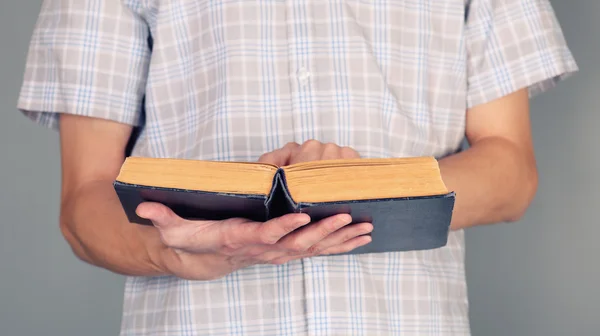 Leyendo libro viejo — Foto de Stock