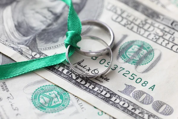 Wedding rings and money — Stock Photo, Image