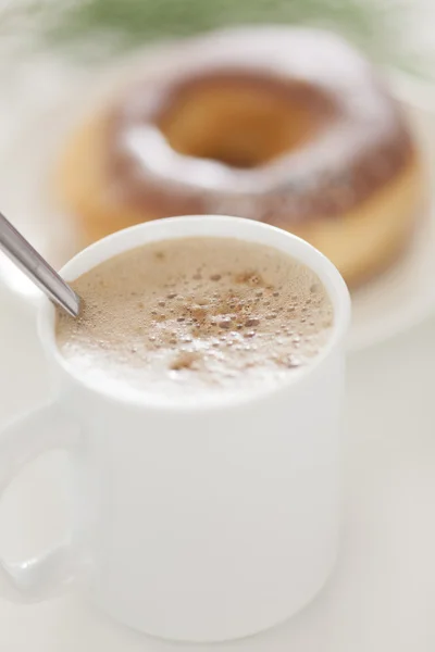 Café cappuccino avec beignet au chocolat — Photo