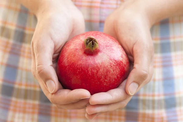 Melograno nelle mani della donna — Foto Stock