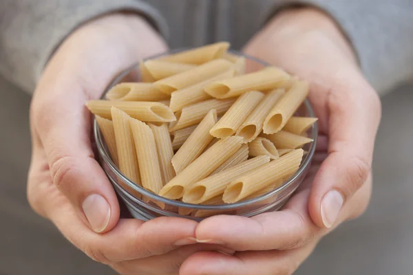 Organik kahverengi pirinç makarna Penne — Stok fotoğraf