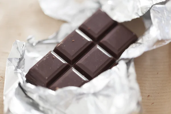 Barra de chocolate en lámina de plata —  Fotos de Stock
