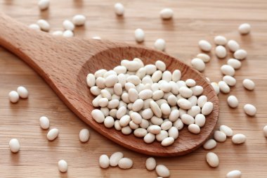 Tahta kaşıkta beyaz fasulye