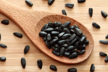 Tahta kaşıkta ayçekirdeği