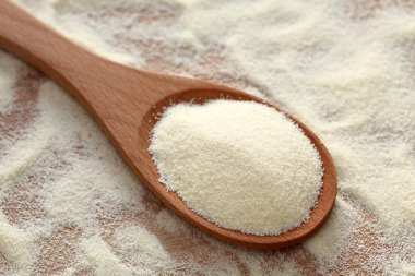 Bir tahta kaşık irmik