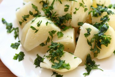 haşlanmış patates maydanoz ile