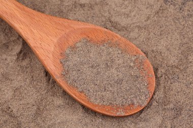 Bir tahta kaşık çekilmiş karabiber