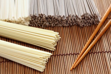 Bambu peçete üzerinde yemek çubukları ile Japon erişte