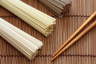 Bambu peçete üzerinde yemek çubukları ile Japon erişte