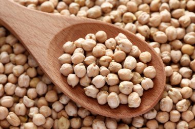 Tahta kaşıkta nohut.