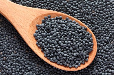 Bir tahta kaşık siyah havyar mercimek