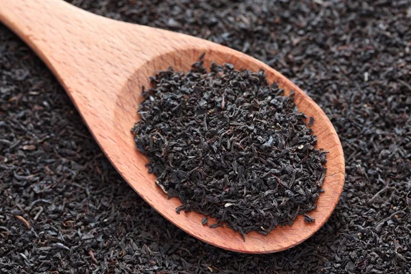 Fekete tea, egy fakanál — Stock Fotó