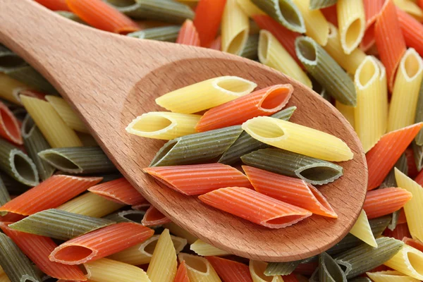 Pâtes Penne rigate dans une cuillère en bois — Photo