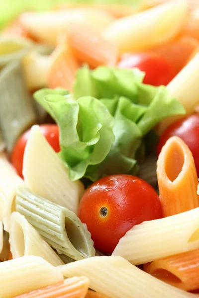 Rigatoni with tomatoes and lettuce — Stock Photo, Image