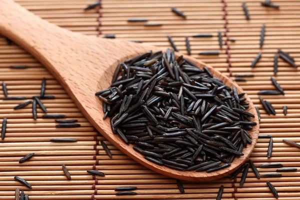 Arroz selvagem em uma colher de madeira — Fotografia de Stock