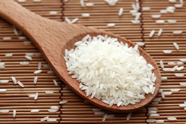 Arroz en una cuchara de madera —  Fotos de Stock