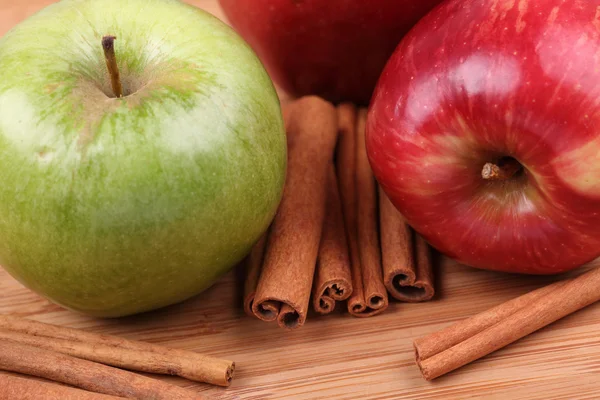 Manzanas y palitos de canela — Foto de Stock