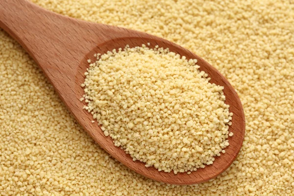 Couscous im Kochlöffel — Stockfoto