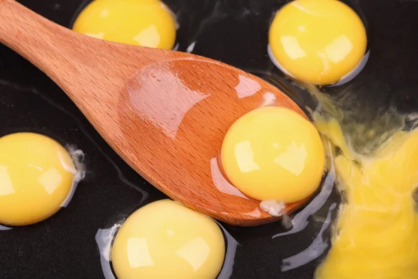 Яйцо в деревянной ложке — стоковое фото
