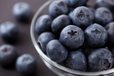 Cam bir kasede taze yaban mersini