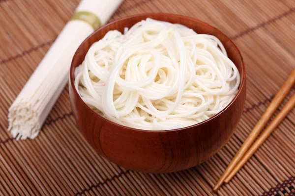 Pirinç Noodle yemek çubukları ile kase — Stok fotoğraf